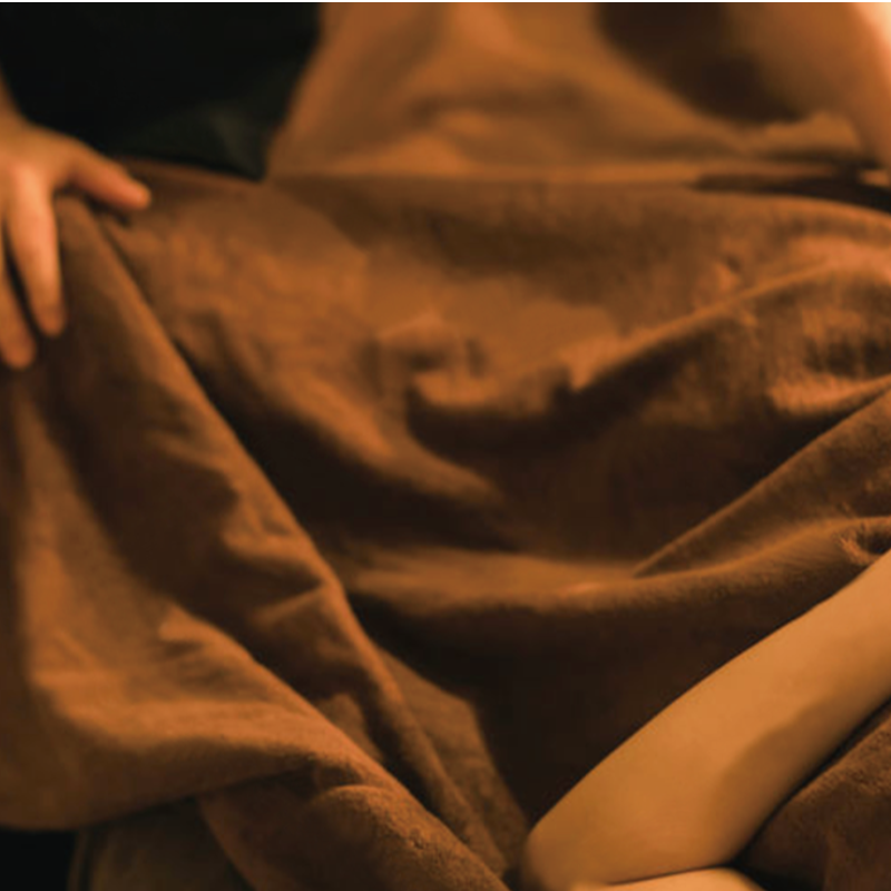 お客さんをマッサージしている写真