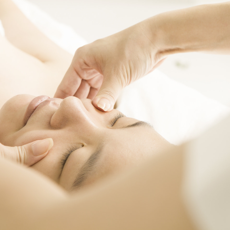 小顔マッサージしている写真