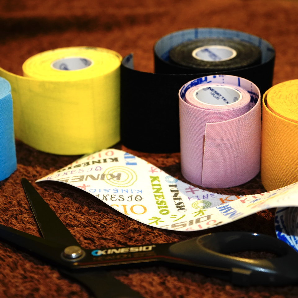 キネシオテーピングとハサミの写真