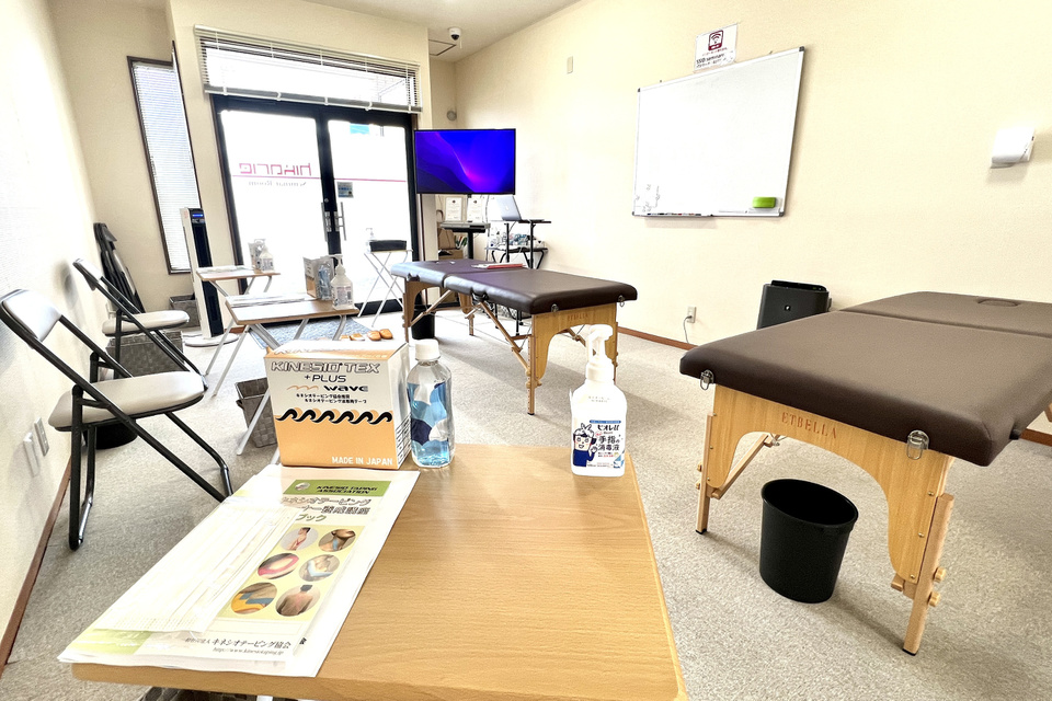 キネシオテーピング協会認定講座の会場にテーブルが並ぶ写真